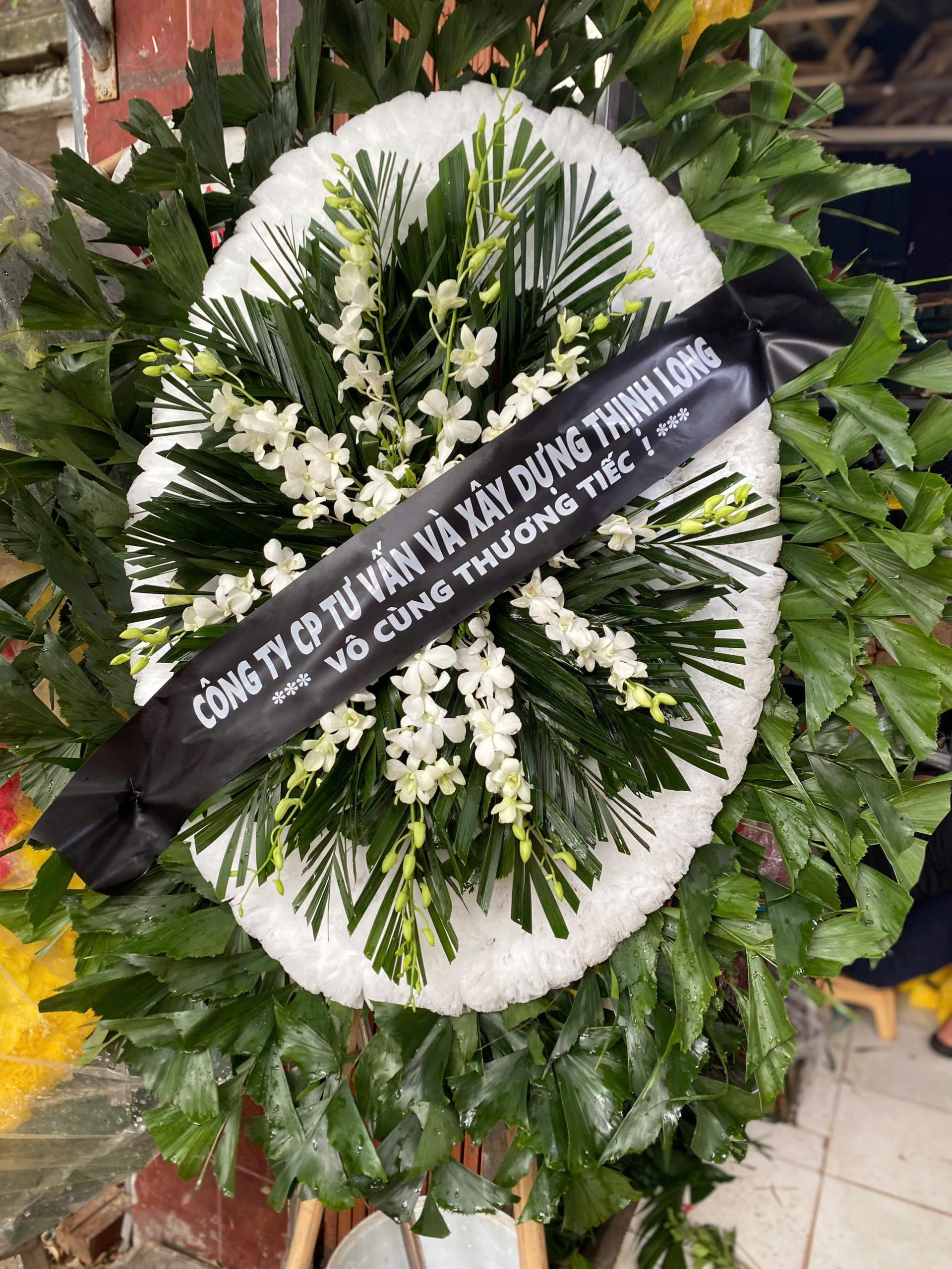 Vòng hoa trắng lan giữa